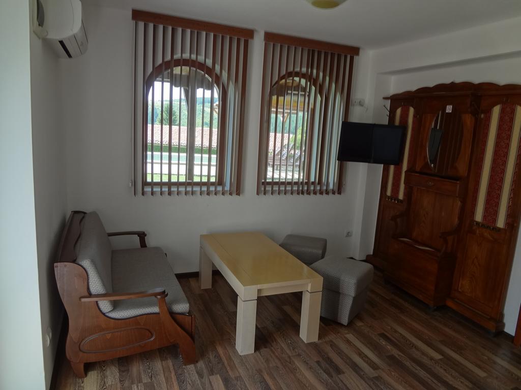Guest House Diabora อาร์บานาซิ ภายนอก รูปภาพ