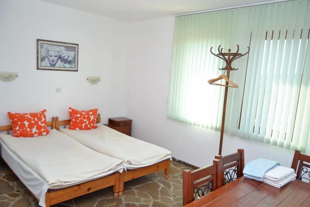 Guest House Diabora อาร์บานาซิ ภายนอก รูปภาพ